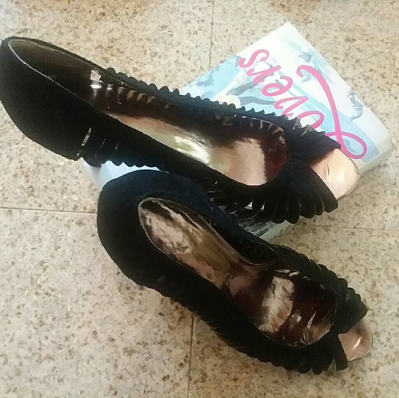 🍎Host Pick🍎 SOLD🍎Black & GOLD High Heel Shoes - Picture 2 of 3